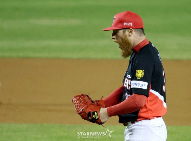 31日,2026新韩SOL KBO联赛LG双子队对KIA老虎队的比赛在首尔蚕室棒球场举行。 图为起亚队的首发投手奥勒在第6回合末2人出局2人在垒的情况下,用右翼手腾空球处理LG队的奥斯汀后正在欢呼。 =照片=金镇京。