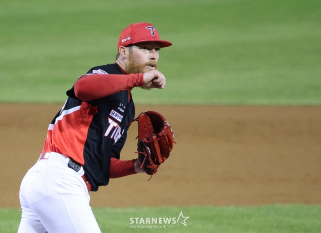 31日,2026新韩SOL KBO联赛LG双子队对KIA老虎队的比赛在首尔蚕室棒球场举行。 KIA队的首发投手奥勒正在奋力拼搏。 =照片=金镇京。