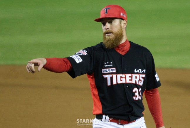 31日,2026新韩SOL KBO联赛LG双子队对KIA老虎队的比赛在首尔蚕室棒球场举行。 图为,起亚队的首发投手奥勒正在登上投手踏板投球。 =照片=金镇京。