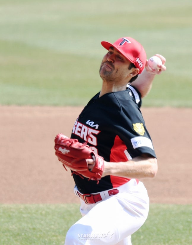 图为,28日,美甲在与仁川SSG蓝德斯队的比赛中,正在奋力投球。 =照片=高级记者姜英祖。