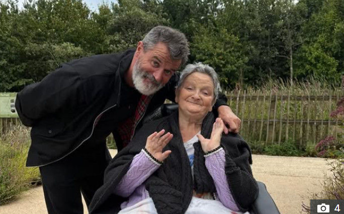 Roy Keane (left) and his mother. /Photo = The Sun Source