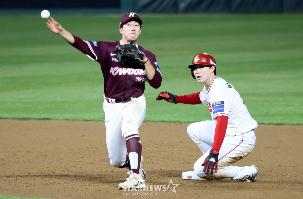 [포토]'병살노리는' 최재영