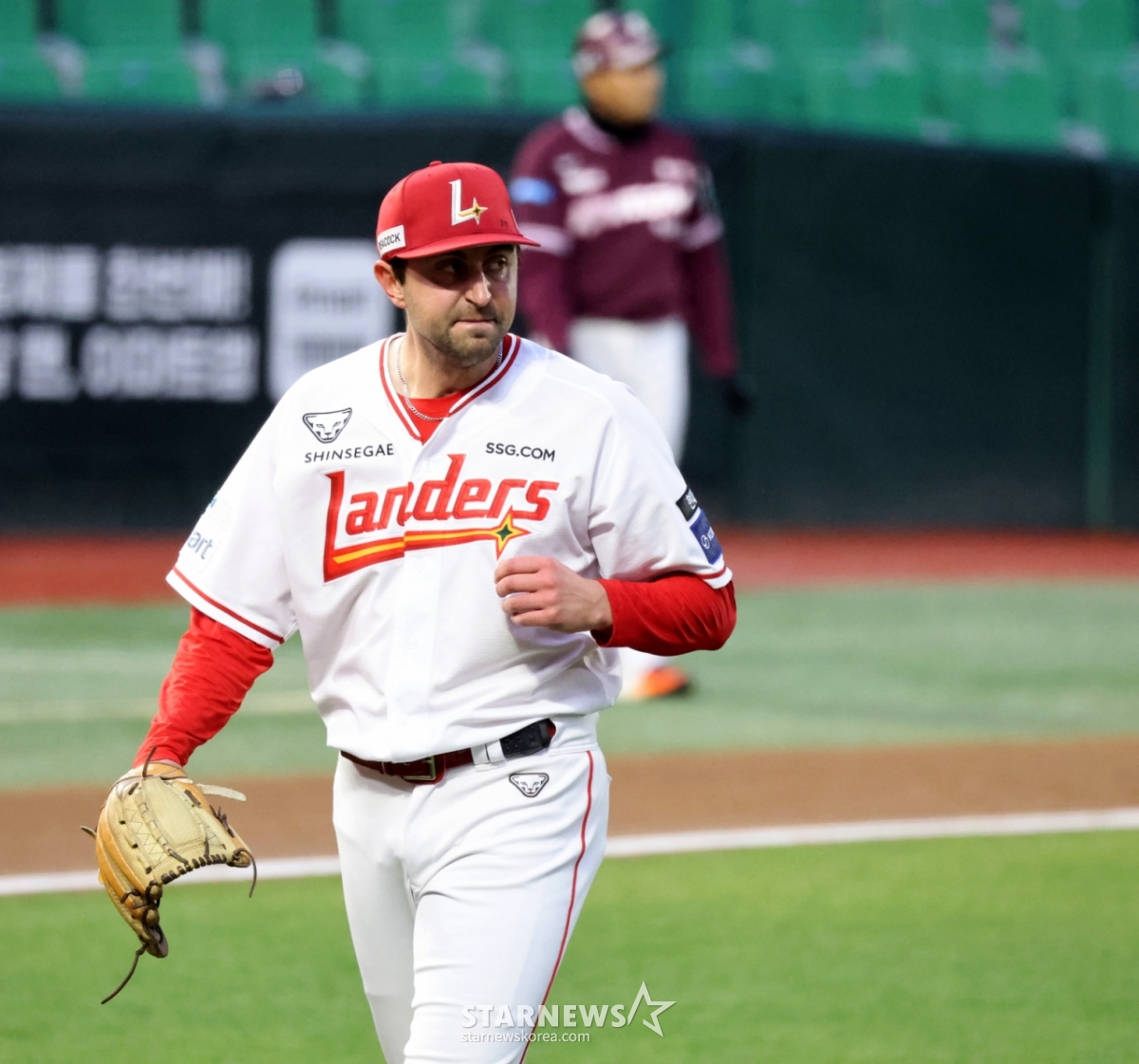 31日,在仁川SSG兰德斯球场举行的2026职业棒球Kiwoom Heroes战第2回合初结束防守后,SSG兰德斯安东尼•贝尼亚诺正走向球员席。 =照片=高级记者姜英祖。