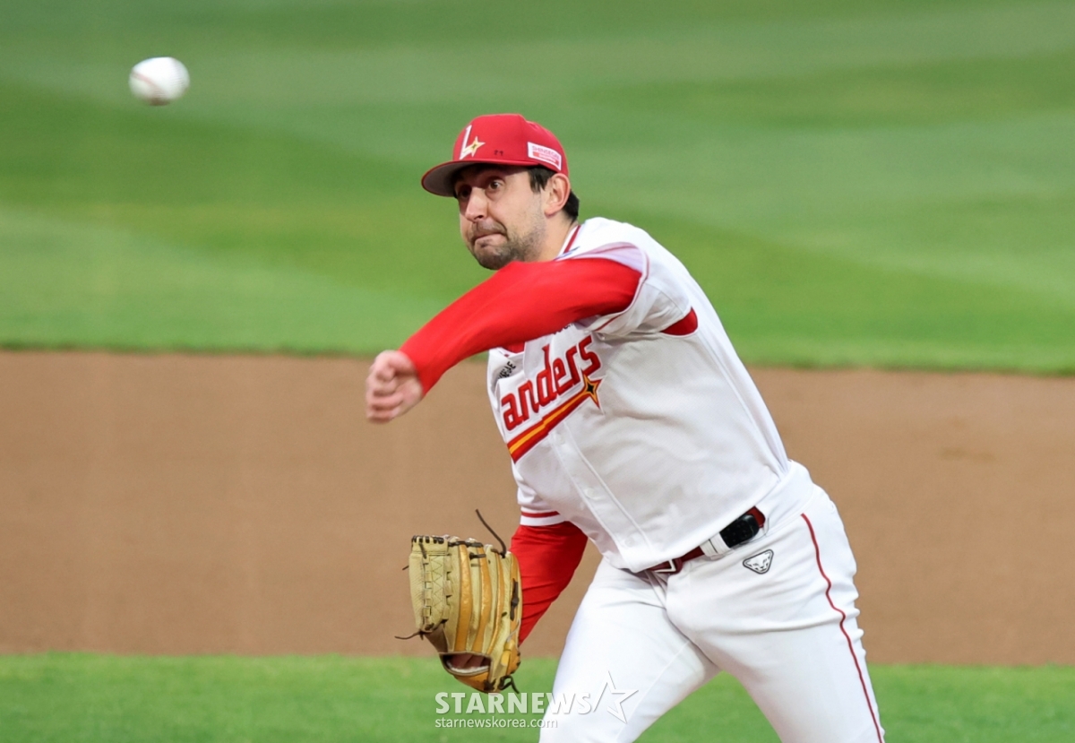 图为贝尼亚诺在Kiwoom战和KBO联赛首场比赛中投球。 =照片=高级记者姜英祖。