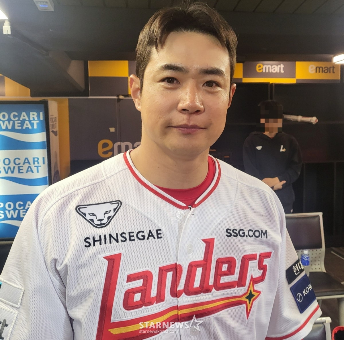 SSG Landers Kim Jae-hwan is interviewing reporters after leading the team to victory with a three-run home run against the Kiwoom Heroes at SSG Landers Field in Incheon on the 31st. /Photo = Reporter Ahn Ho-geun