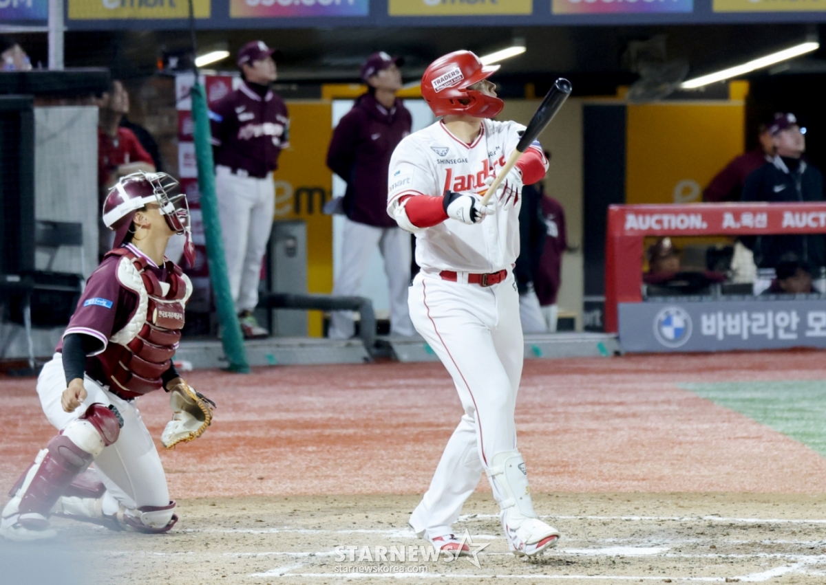 Kim Jae-hwan (right) is looking at the ball after hitting a three-run home run in the bottom of the seventh inning against the Kiwoom Heroes in 2026 professional baseball at SSG Landers Field in Incheon on the 31st. /Photo = Senior Reporter Kang Young-jo
