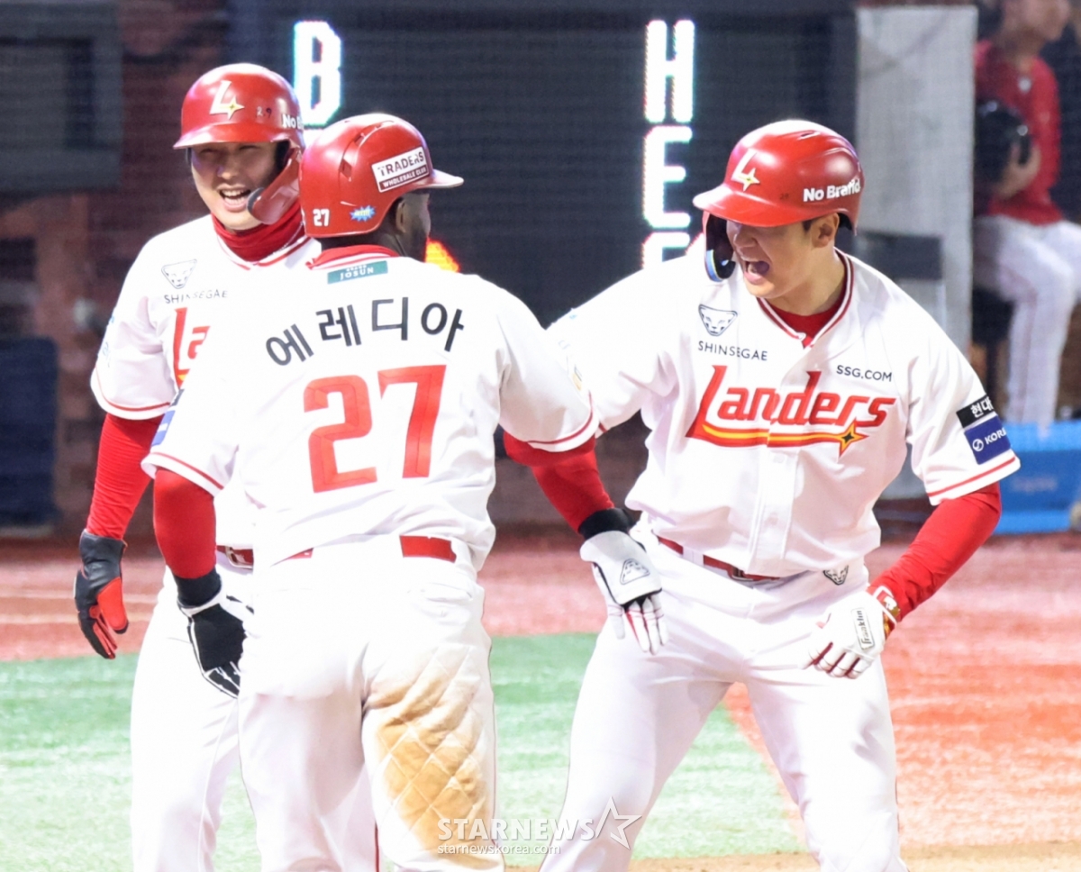 Kim Jae-hwan (right) is celebrating with Herredia after hitting a home run. /Photo = Emphasis cameraatalks@