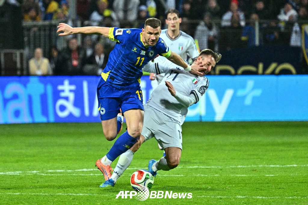 图为，1日在波斯尼亚和黑塞哥维那热尼卡举行的波斯尼亚和意大利的2026 FIFA北中美世界杯欧洲季后赛比赛。 =法新社BBNews=新闻1。