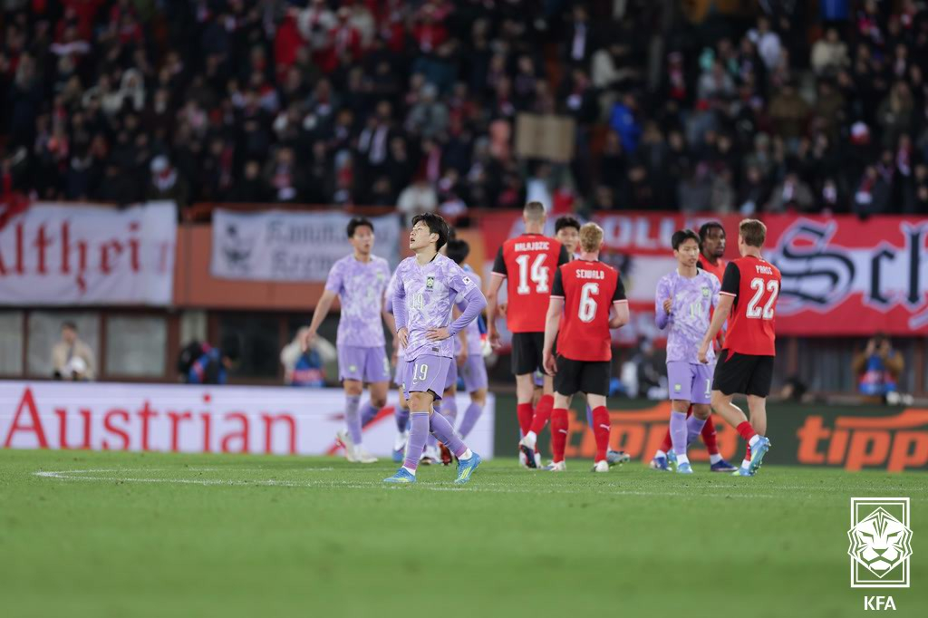Lee Kang-in is disappointed after losing to Austria on the 1st. /Photo = Courtesy of the Korea Football Association