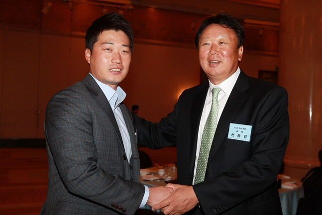 Oh Seung-hwan (left) and manager Sun Dong-yeol met at the awards ceremony after the 2011 season. /Photo = Samsung Lions