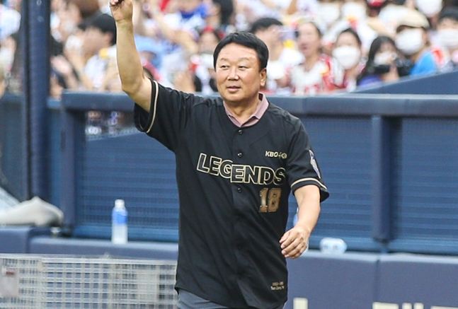 Former coach Sun Dong-yeol, who threw the first pitch as Tigers legend on July 16, 2022. /Photo = KIA Tigers
