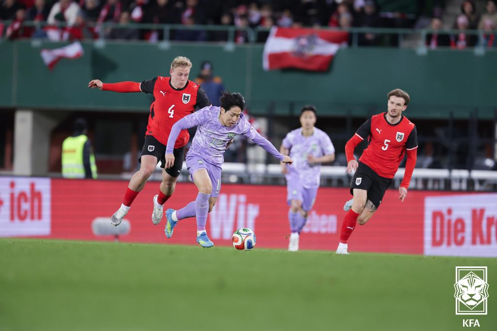 1日のオーストリア戦でドリブルしている李カンイン。 /写真=大韓サッカー協会提供