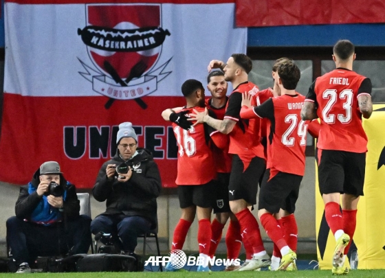 图为,1日(韩国时间)在奥地利维也纳的恩斯特哈佩尔体育场举行的A级比赛热身赛韩国队与奥地利队的比赛。 =法新社BBNews=新闻1。