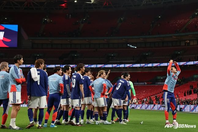 1日凌晨3时45分（韩国时间），在英国伦敦温布利体育场举行的与英格兰队的友谊赛结束后，日本国家队队员们正在庆祝胜利。 =法新社BBNews=新闻1。