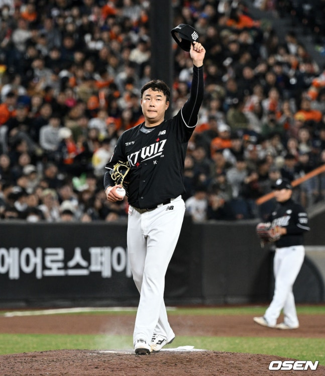 Han Seung Hyuk says hello to Hanwha fans.