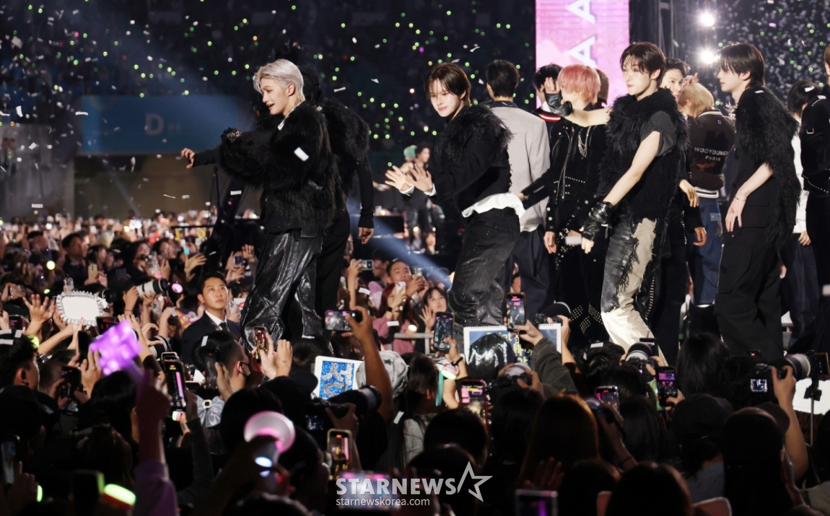 Ngày 6/5, nhóm nhạc Tour đang gửi lời chào đến người hâm mộ tại lễ trao giải Asia Artist Awards 2025, AAA 2025, 10 năm do Star News tổ chức tại Sân vận động Quốc gia Cao Hùng.  Do Hoon và Ji Hoon đang gửi lời chào đến người hâm mộ tại lễ trao giải Asia Artist Awards 2025, 10th Anniversary Asia Artist Awards 2025, 10th Anniversary Asia Artist Awards do Star News tổ chức tại Sân vận động Quốc gia Cao Hùng vào ngày 6/4. /Ảnh = Kim Hwi Sun hwijpg@