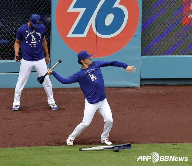 LAドジャースの山本義信が投槍投げドリルの練習をしている。/AFPBBNews=ニュース1