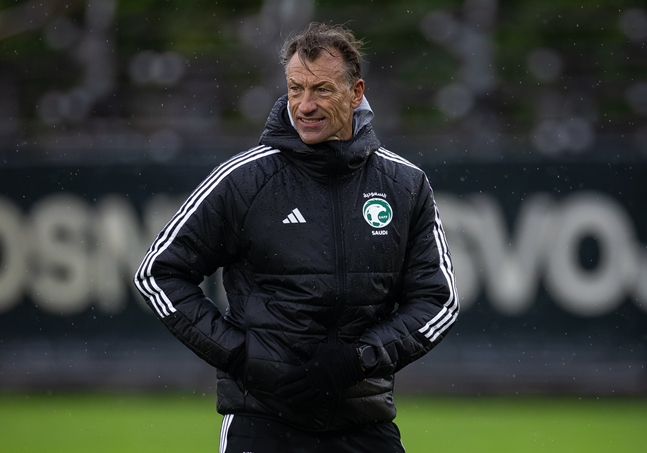 Тренер — Ренар, который руководит тренировкой. /Фото = Сборная Саудовской Аравии по футболу в официальных социальных сетях