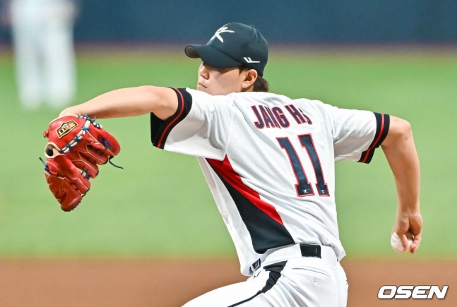 LA Dodgers' Jang Hyun-seok is pitching hard in a national team uniform. 