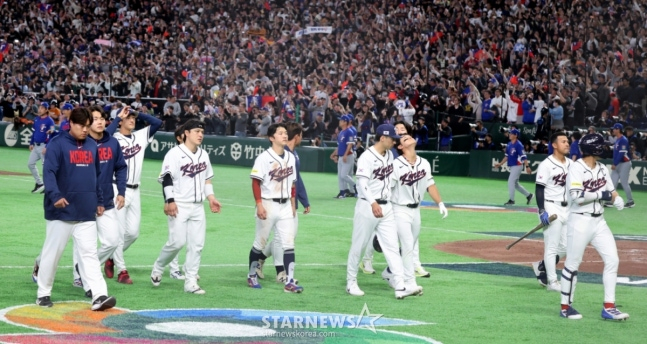 Captain Lee Jung-hoo and other baseball team players come to the ground to greet each other after losing the 2026 WBC Tokyo POOL match between South Korea and Taiwan at Tokyo Dome on the 8th. 2026.03.08. / Photo = Senior Reporter Kang Young-jo