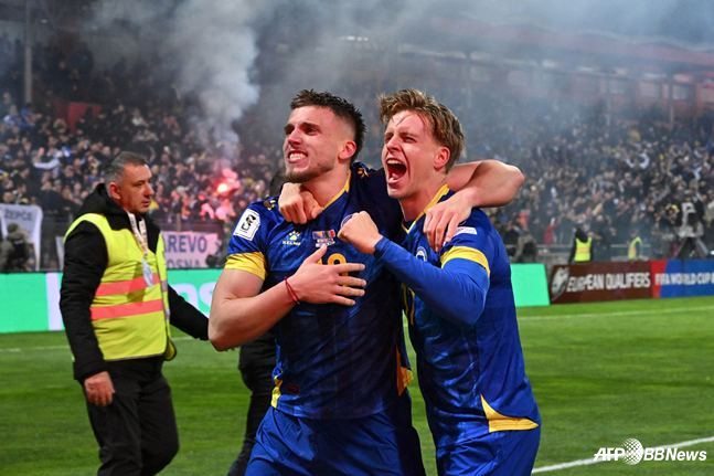 Các cầu thủ Bosnia và Herzegovina đang reo hò sau khi trận chung kết FIFA World Cup Bắc Trung Mỹ châu Âu vòng loại A được tổ chức tại Bosnia và Herzegovina vào ngày 1 (giờ Hàn Quốc). /AFPBBNews = Tin tức 1