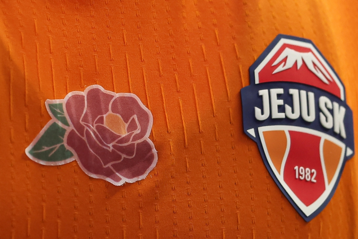Camellia patch on Jeju SK uniform. /Photo = Courtesy of Jeju SK
