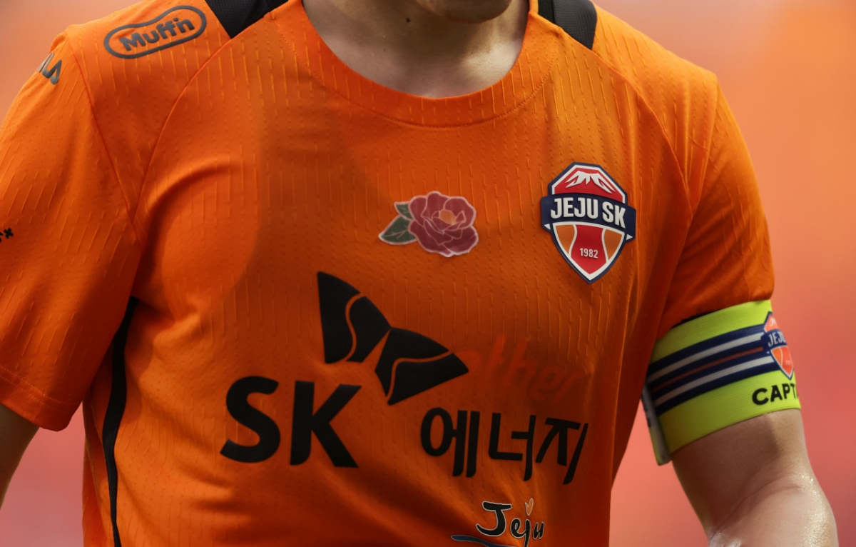 Jeju SK uniforms. Camellia flowers placed in the center of the chest. /Photo = Courtesy of Jeju SK