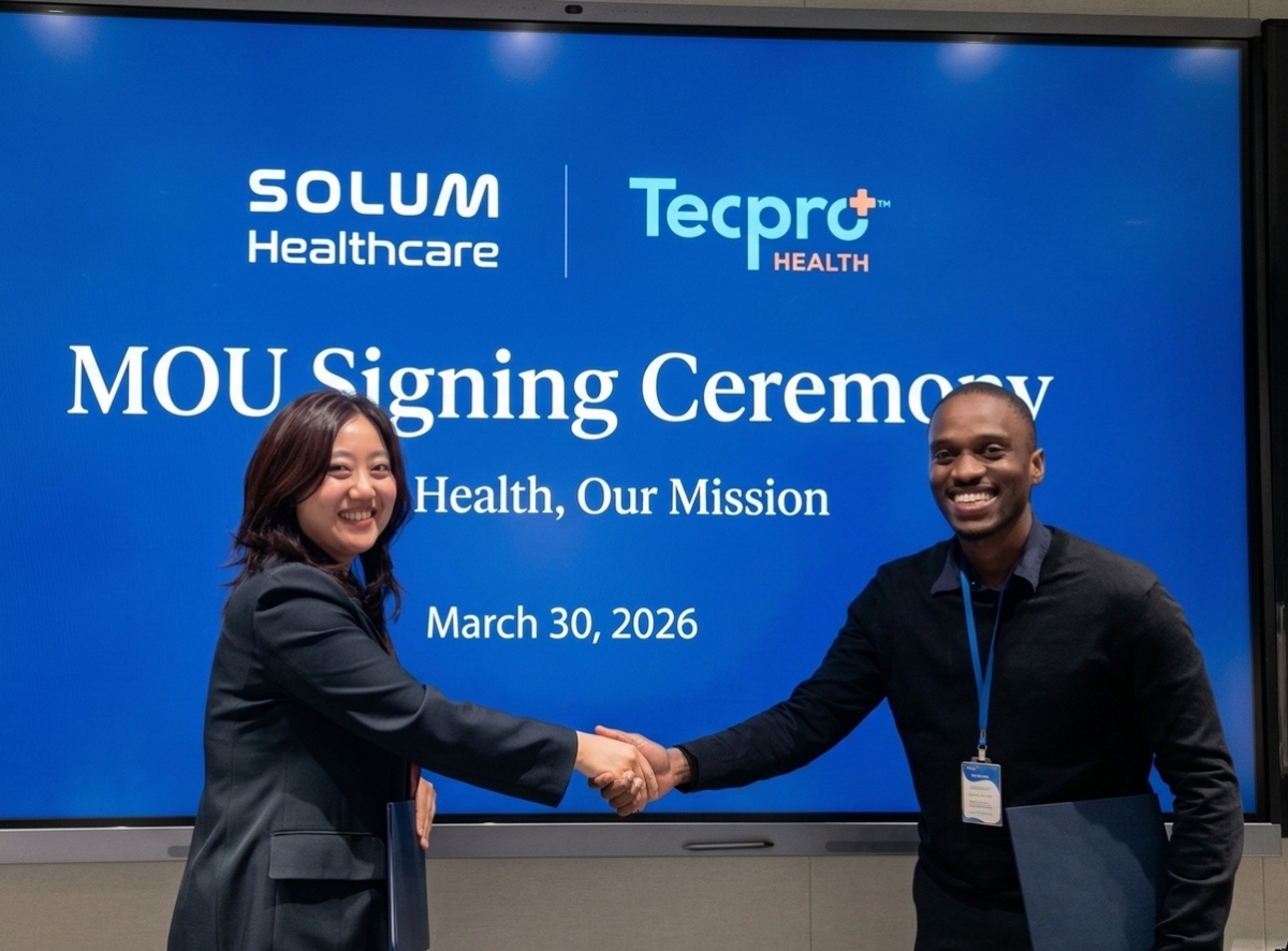 （左起）Solum Healthcare代表理事金智熙、Techpro Health总监Lunga Makhaye在签订MOU后合影留念。