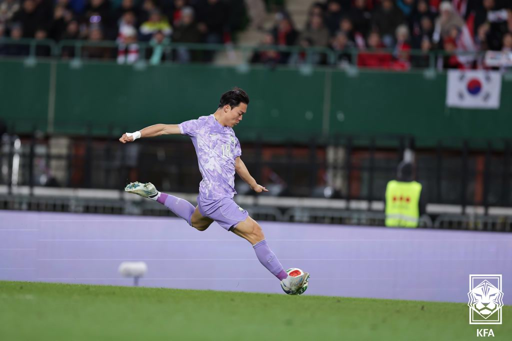 Ох Хён Гю пытается сделать левый удар в матче против Австрии в Вене 1-го числа. /Фото = Предоставлено Корейской футбольной ассоциацией.