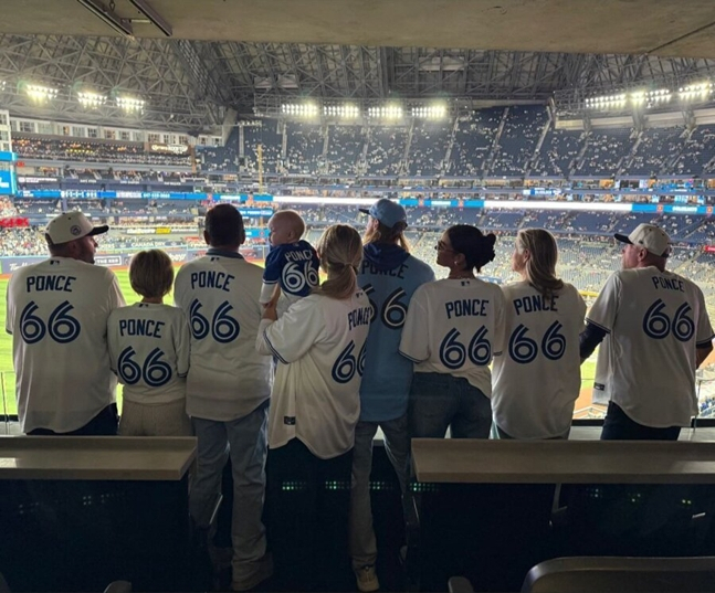 Семья Понсе появилась на бейсбольном поле, чтобы посмотреть игру. /Фото = Леди Корди Понсе Эмма Понсе в социальных сетях.