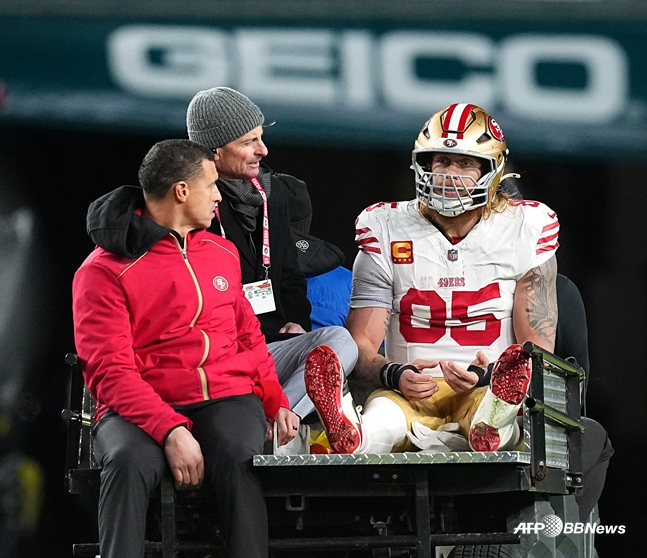 Джордж Киттл (справа), зять Понсе, покидающий стадион в январе на тележке. /AFPBBNews =Новости 1