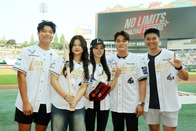 去年6月，SSG培养总管秋信守（左四）的妻子和子女在开球、击球、开球后合影留念。 =照片=SSG兰德斯提供。