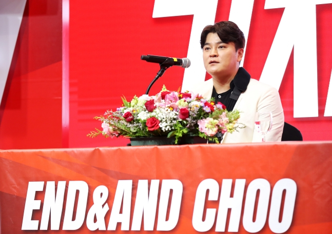 图为秋信守在2024赛季结束后正在举行退役记者会。 =照片=SSG兰德斯提供。