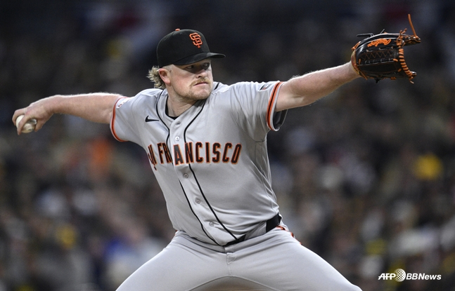 Logan Webb trở thành cầu thủ ném bóng chiến thắng. /AFPBBNews = Tin tức 1