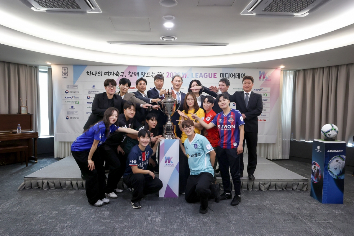Các cầu thủ và huấn luyện viên của các câu lạc bộ tham dự ngày truyền thông WK League 2026. /Ảnh = Liên đoàn bóng đá nữ Hàn Quốc