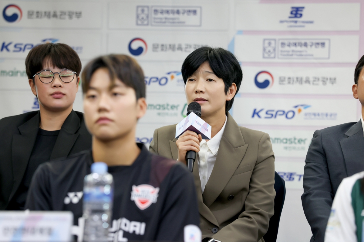 Yoo Young-sil (giữa) giám đốc Tòa thị chính Seoul đang trả lời. /Ảnh = Liên đoàn bóng đá nữ Hàn Quốc