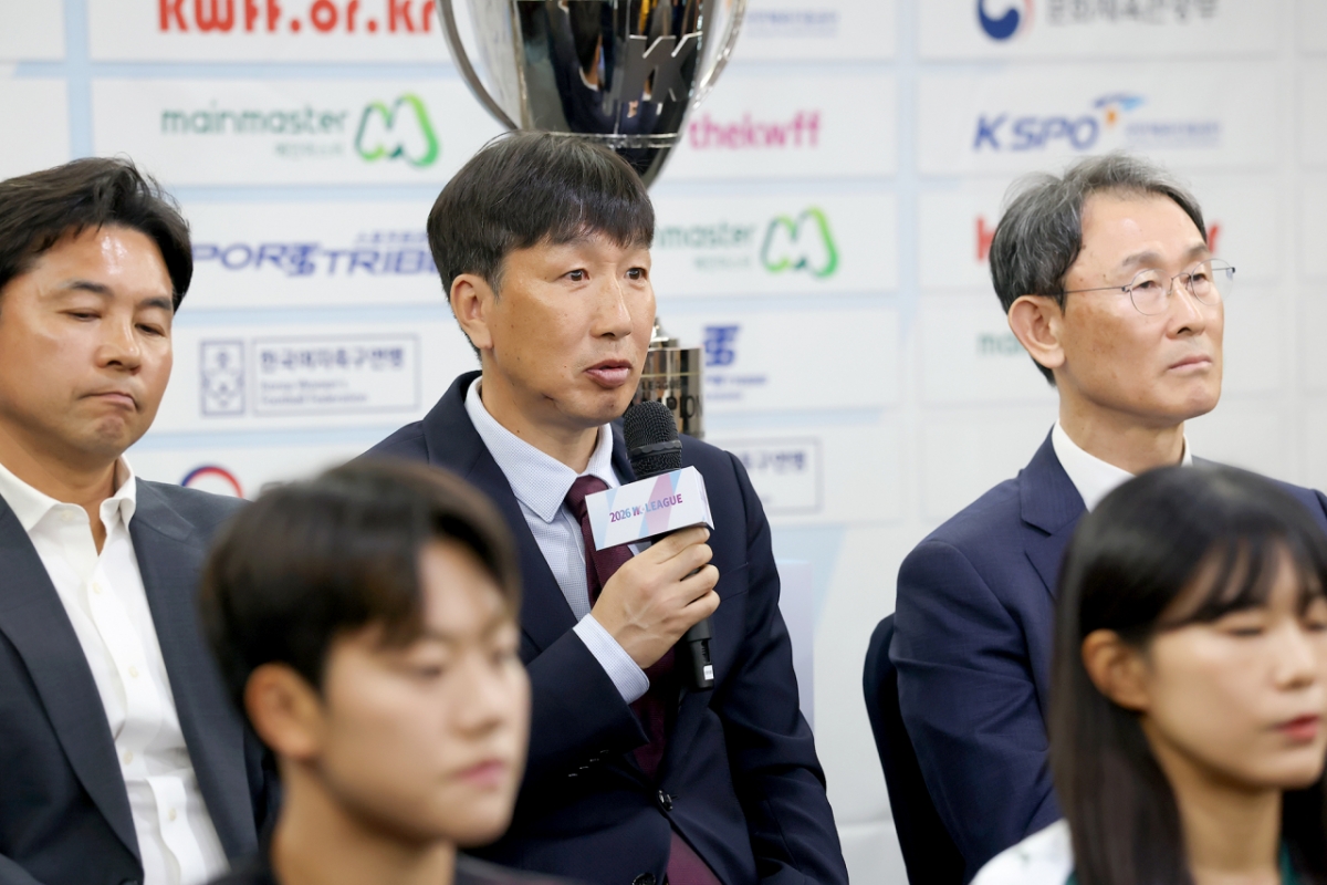 Huấn luyện viên Park Nam Yeol của Gyeongju Han Soo Won đang cầm micro và phát biểu. /Ảnh = Liên đoàn bóng đá nữ Hàn Quốc