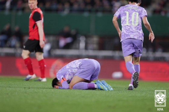 Son Heung-min is regretful as he buries his face on the ground during the A-match warm-up match held at Ernst Havel Stadium in Vienna, Austria on the 1st (Korea time). /Photo = Courtesy of the Korea Football Association (KFA)