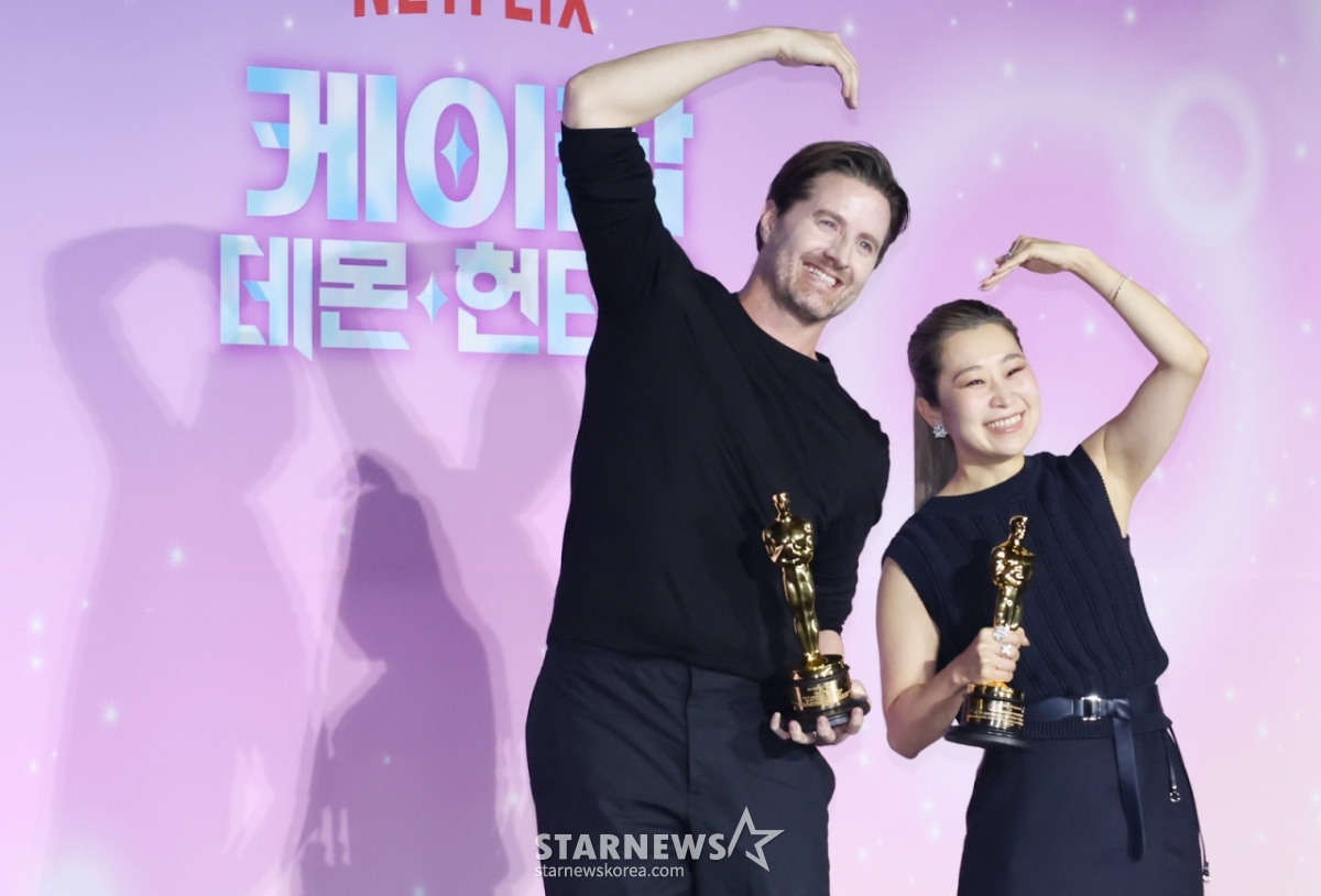 Chris Applehans and Maggie Kang pose at a press conference to commemorate the award of the Netflix film "K-Pop Demon Hunters" Academy held at CGV Yongsan I'Park Mall in Seoul on the afternoon of the 1st. /2026.04.01 / Photo = Lee Dong-hoon photoguy@