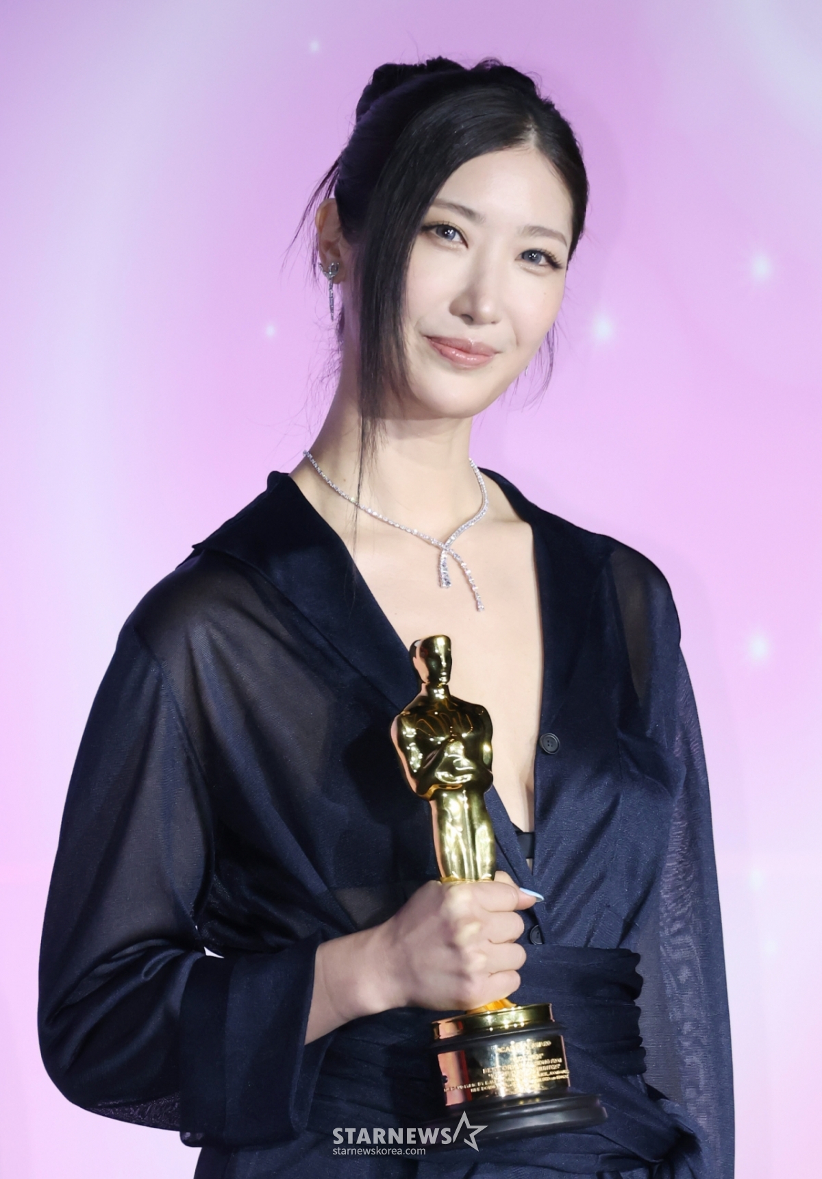 Singer-songwriter Lee Jae poses at a press conference to commemorate the award of the Netflix film "K-Pop Demon Hunters" Academy held at CGV Yongsan I'Park Mall in Seoul on the afternoon of the 1st. /2026.04.01 / Photo = Lee Dong-hoon photoguy@