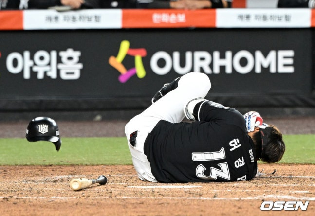 KTのホ·ギョンミンがハンファのオム·サンベクの投球に当たって倒れている。 /写真=OSEN