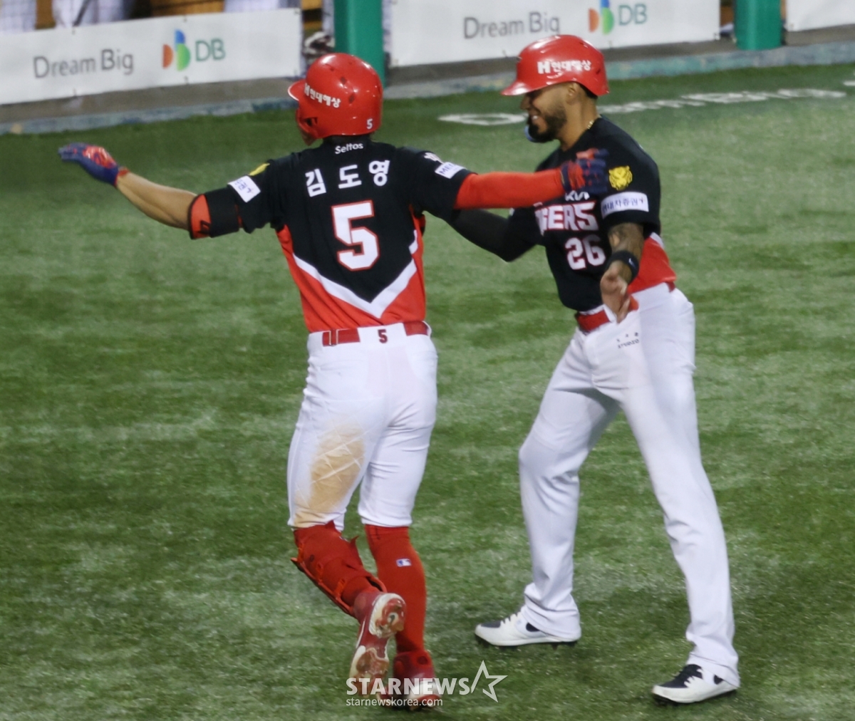 KIA's Kim Do-young (left) and Castro./Photo = Senior Reporter Kim Jin-kyung