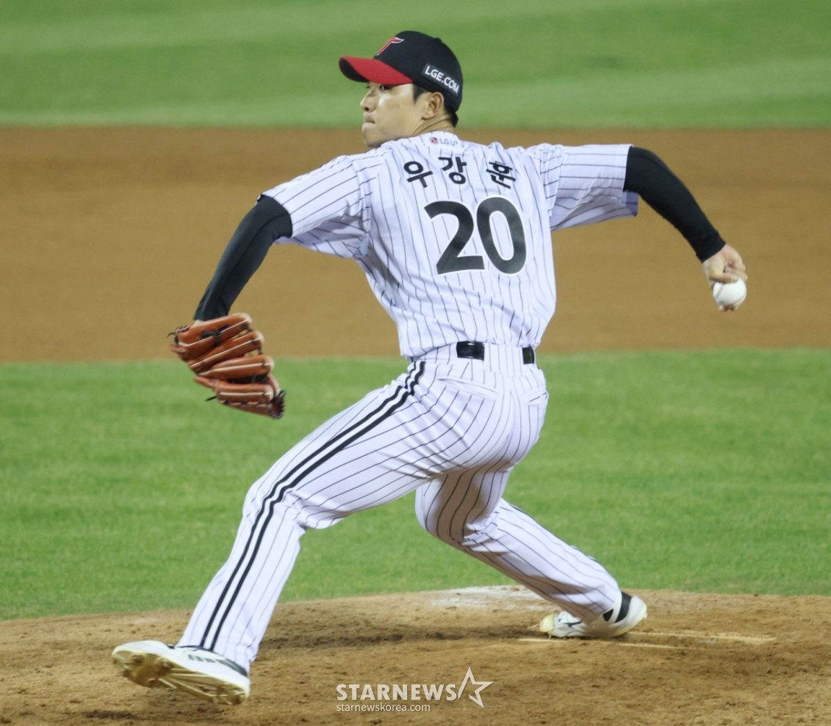 2026新韓（シンハン）SOLBankKBOリーグLGツインズ対KIAタイガースの試合が1日、ソウル蚕室（チャムシル）野球場で行われた。  LGの禹康勳（ウ·ガンフン）が力投している。 /写真=キム·ジンギョン待機者