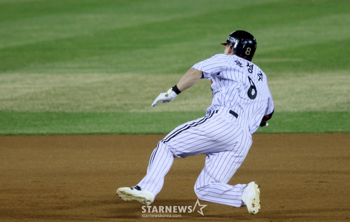 2026新韓（シンハン）SOLBankKBOリーグLGツインズ対KIAタイガースの試合が1日、ソウル蚕室（チャムシル）野球場で行われた。  LGのムン·ソンジュが7回裏、無死から左中間安打を放ち、2塁まで走ったが、KIAの2塁手パク·ミンにタグアウトされている。 /写真=キム·ジンギョン待機者