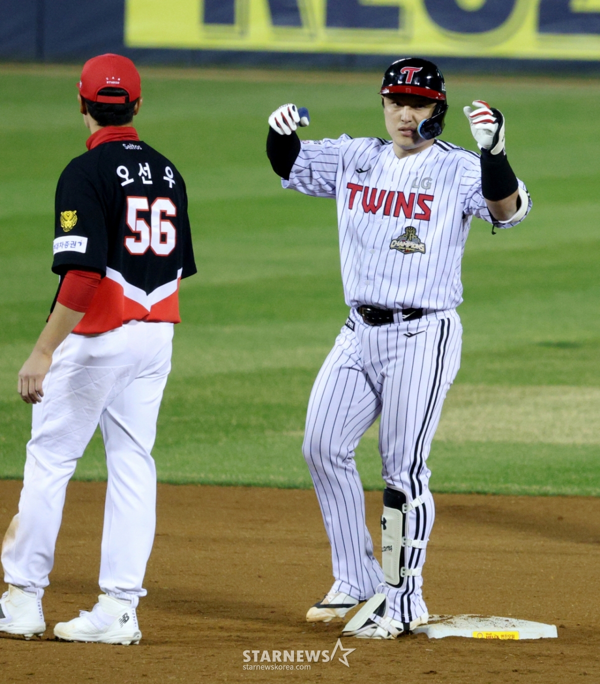 2026新韓（シンハン）SOLBankKBOリーグLGツインズ対KIAタイガースの試合が1日、ソウル蚕室（チャムシル）野球場で行われた。  LGの朴ドンウォンが8回裏2死2、3塁で走者一掃の2打点適時二塁打を放って出塁した後、セレモニーをしている。 /写真=キム·ジンギョン待機者