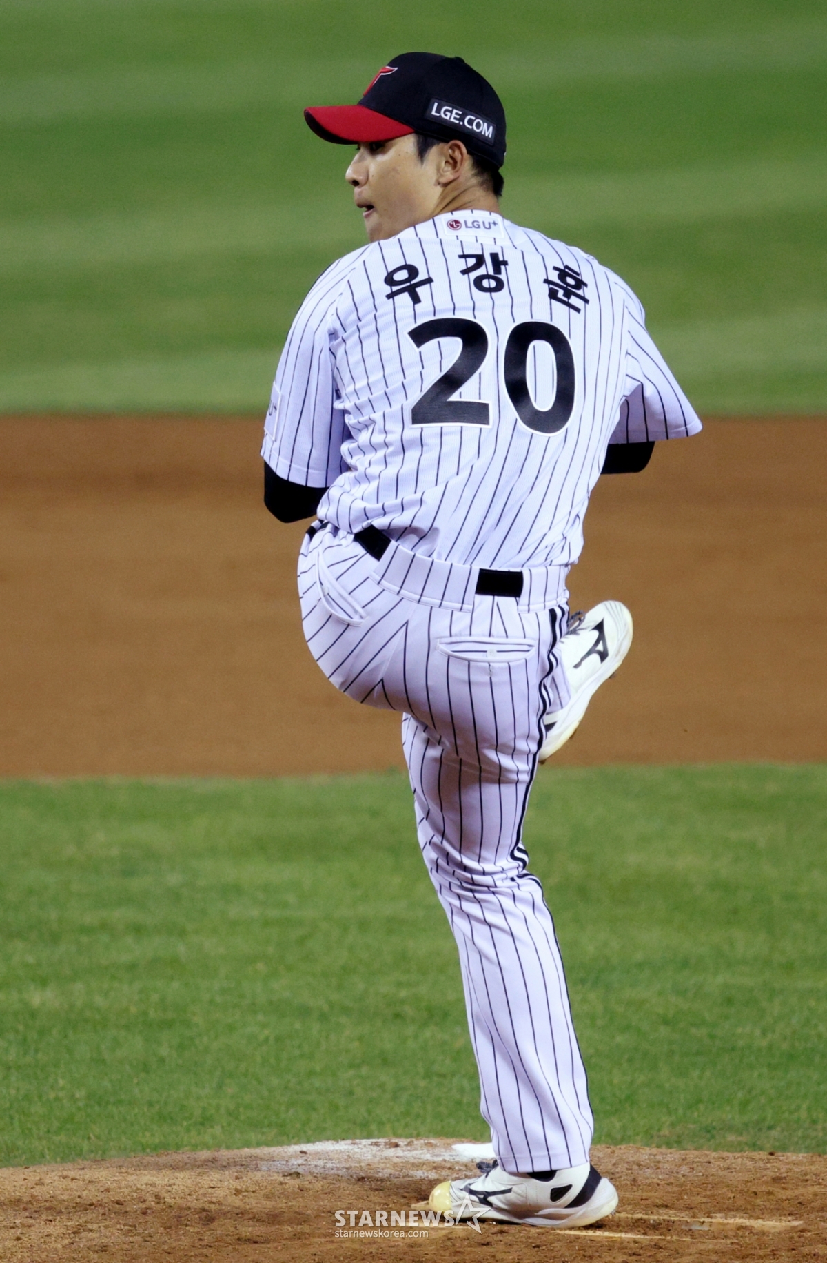 Trận đấu giữa LG Twins với KIA Tigers tại sân bóng chày Jamsil, Seoul vào ngày 26 tháng 6 năm 2026 Shinhan SOL Bank KBO League.  LG Woo Kang Hoon đang ném bóng ngược. /Ảnh = Người chờ đợi Kim Jin Kyung