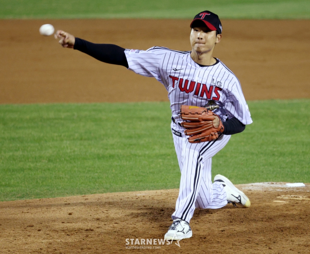 Trận đấu giữa LG Twins với KIA Tigers tại sân bóng chày Jamsil, Seoul vào ngày 26 tháng 6 năm 2026 Shinhan SOL Bank KBO League.  LG Woo Kang Hoon đang ném bóng ngược. /Ảnh = Người chờ đợi Kim Jin Kyung