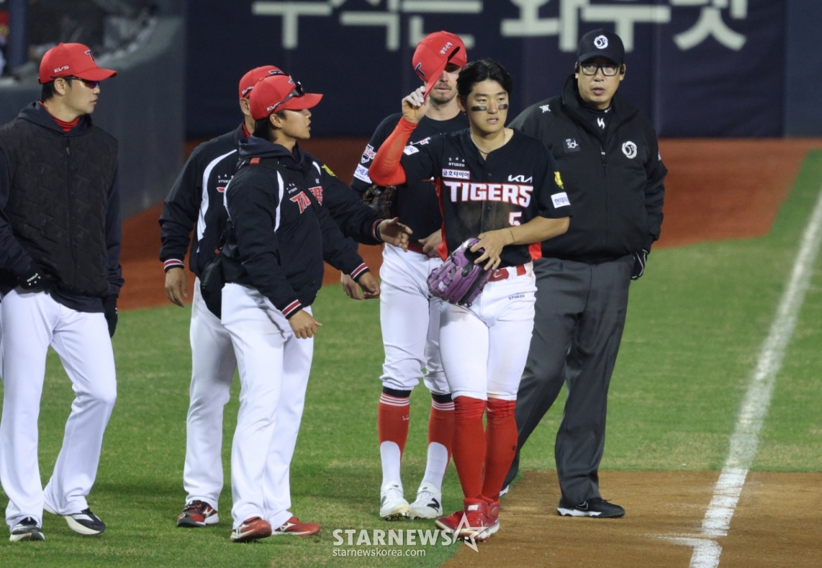 Матч между LG Twins и KIA Tigers в лиге KBO 2026 Shinhan SOL Bank состоялся 1-го числа на бейсбольном стадионе Джамсиль в Сеуле.  Тренерский штаб собирается, когда Ким До Ён, третий басмен KIA, получил травму, защищая пулевое попадание LG Пак Дон Вон на 2-й и 3-й базах в конце 8-го иннинга. /Фото = Ожидание Ким Чжин Гёна