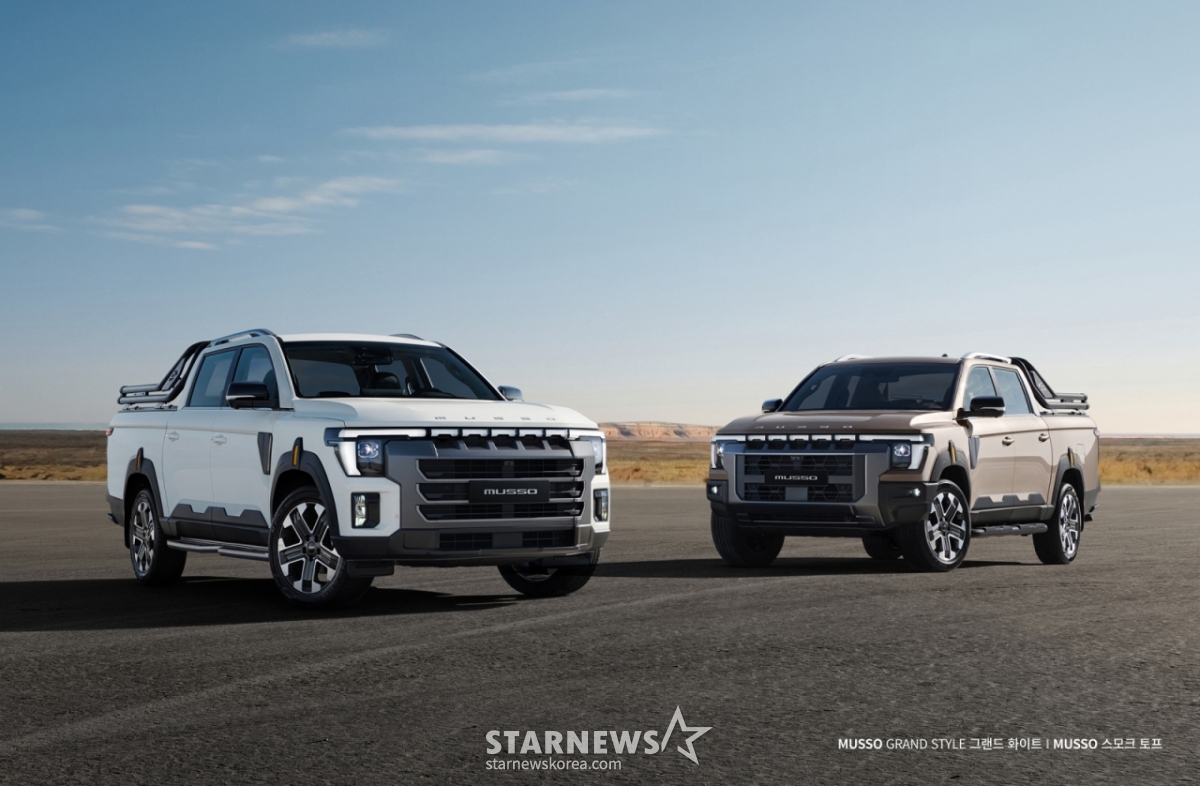 (Seoul = News1) = KG Mobility confirmed the official name of the next-generation pickup developed under the project name 'Q300' as 'MUSSO' and released the exterior image on the 26th. Pictured are KGM "Musso" Grand White (left) and Smoke Toff images. (Courtesy of KGM). Resale and DB prohibited) 2025.12.26/News1 Copyright © News1. All rights reserved. Unauthorized reproduction and redistribution, and prohibition of using AI learning. /Photo = (Seoul = News 1)