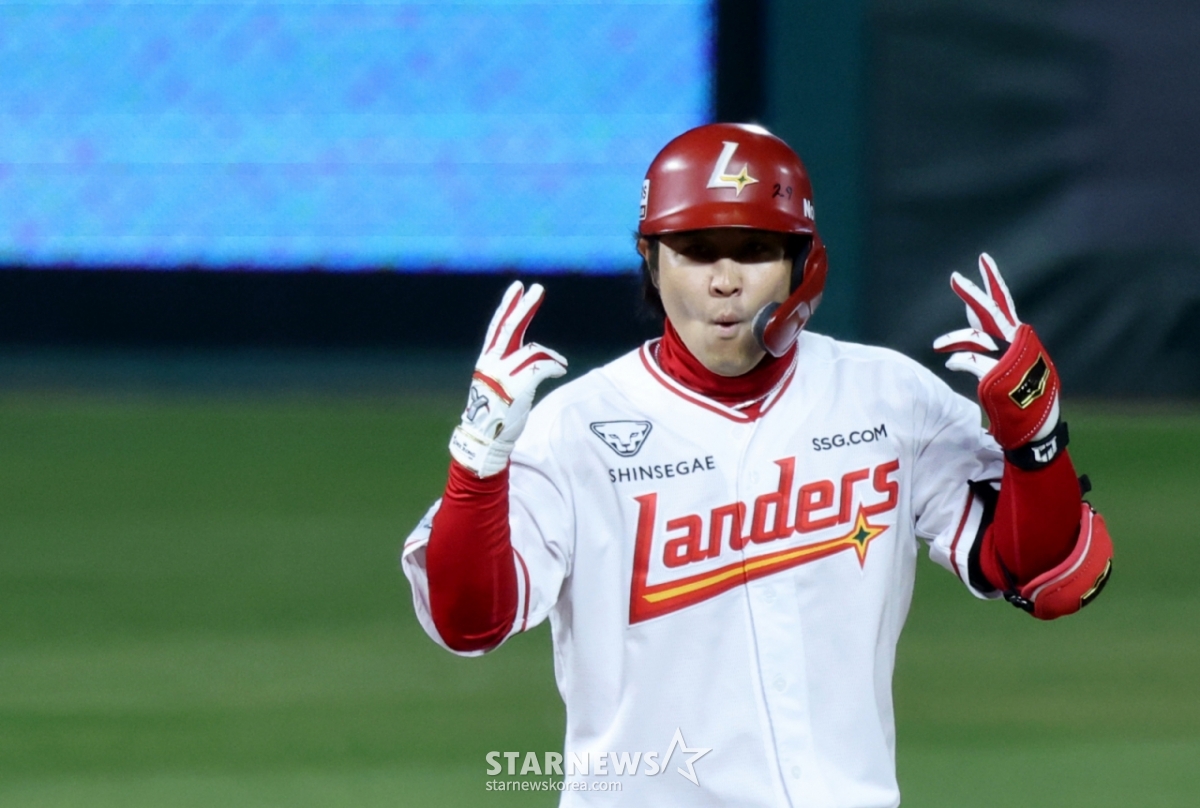 31日,兰德斯3号击球手崔正(音)在仁川SSG兰德斯球场举行的2026职业棒球SSG兰德斯队和Kiwoom Heroes队的比赛第6回合末,在无人出局1垒有人的情况下,以2垒打出垒。  2026.03.31.兰德斯3号击球手崔正31日在仁川SSG兰德斯球场举行的2026职业棒球SSG兰德斯队与Kiwoom Heroes队的比赛第6回合末无人出局1垒有人的情况下,以2垒打出垒。 =照片=高级记者姜英祖。